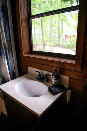 Secador de pelo, toallas, jabón y champú