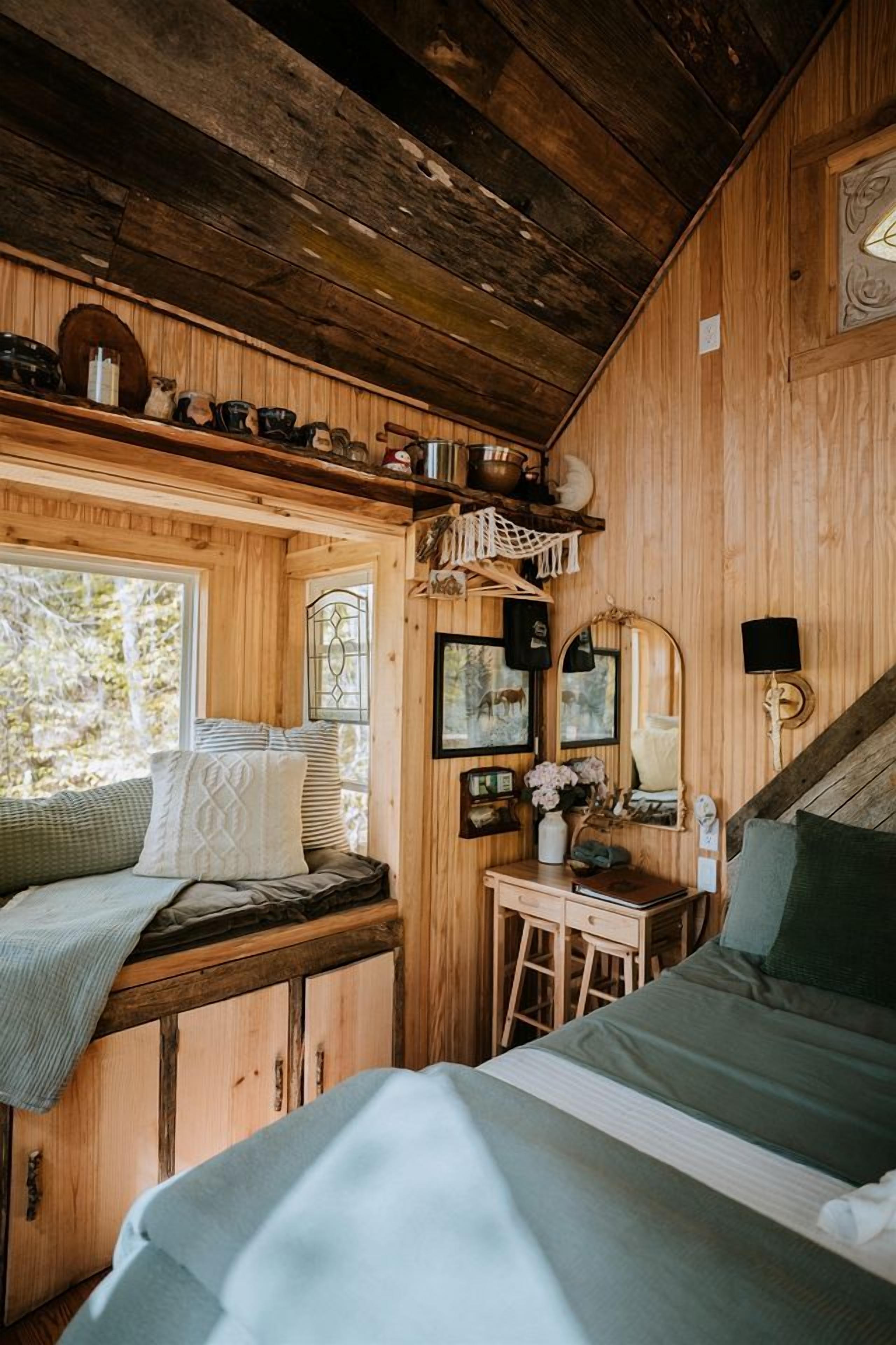 1 bedroom, desk, WiFi, bed sheets