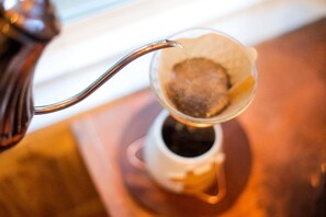 Una cafetera sirviendo café en una taza.