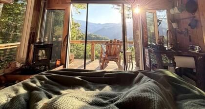 Stunning Pet-Friendly Treehouse for Relaxing Glamping Retreats in North Carolina