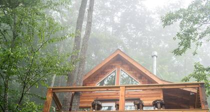 Stunning Pet-Friendly Treehouse for Relaxing Glamping Retreats in North Carolina