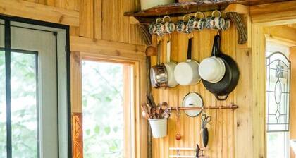 Stunning Pet-Friendly Treehouse for Relaxing Glamping Retreats in North Carolina