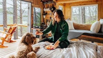 1 bedroom, desk, WiFi, bed sheets