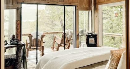 Stunning Pet-Friendly Treehouse for Relaxing Glamping Retreats in North Carolina