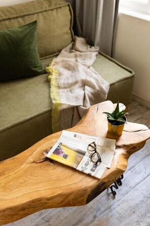 Apartamento luxo, sacada, vista para a cidade | Área de estar | TV