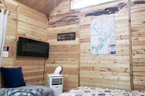 1 bedroom, WiFi, bed sheets - Dreamy Treehouse Cabin Oasis Near Piney River, Tennessee (Grandview)