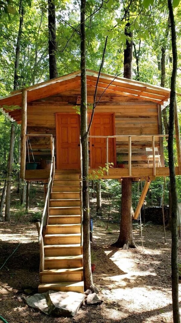 Exterior - Dreamy Treehouse Cabin Oasis Near Piney River, Tennessee (Grandview)
