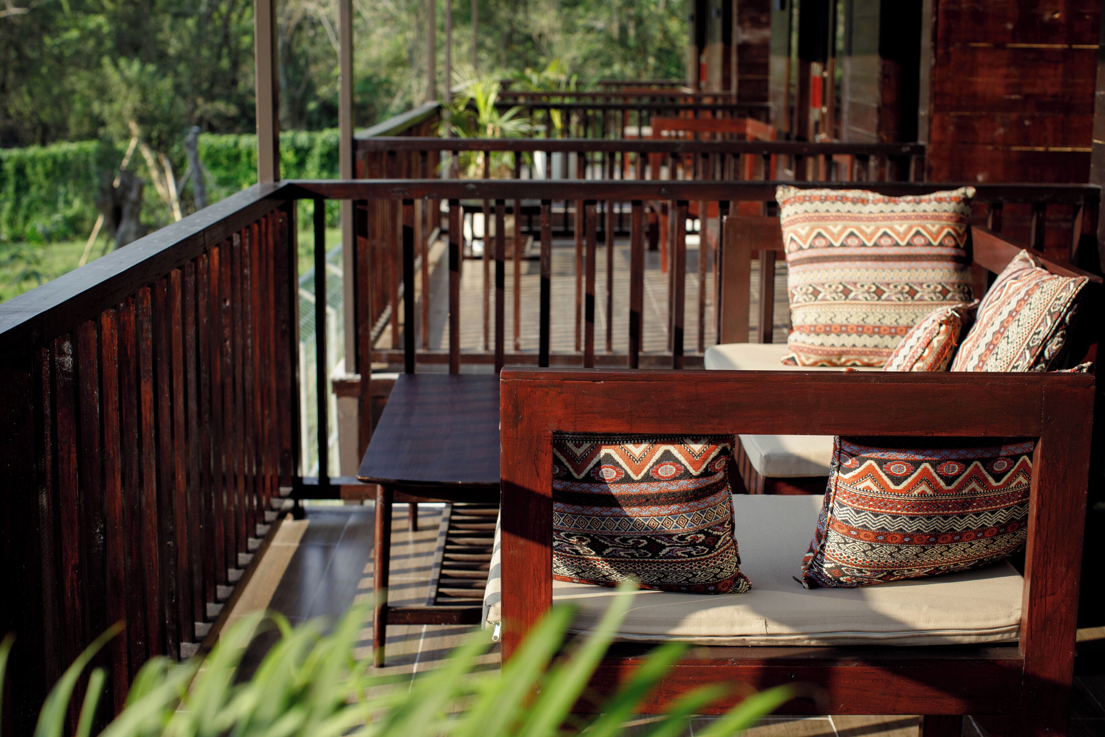 Escritorio, espacio para trabajar con laptop y wifi gratis 