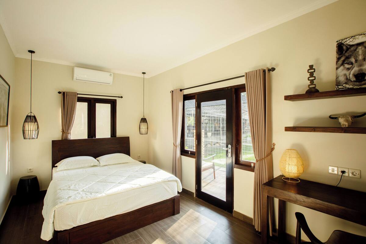 Desk, laptop workspace, WiFi (free), bed sheets