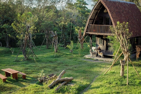 办公桌、笔记本电脑工作区、免费 WiFi、床单