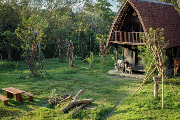 Desk, laptop workspace, free WiFi, bed sheets - Alpha Wolf Lodge (Tabanan)