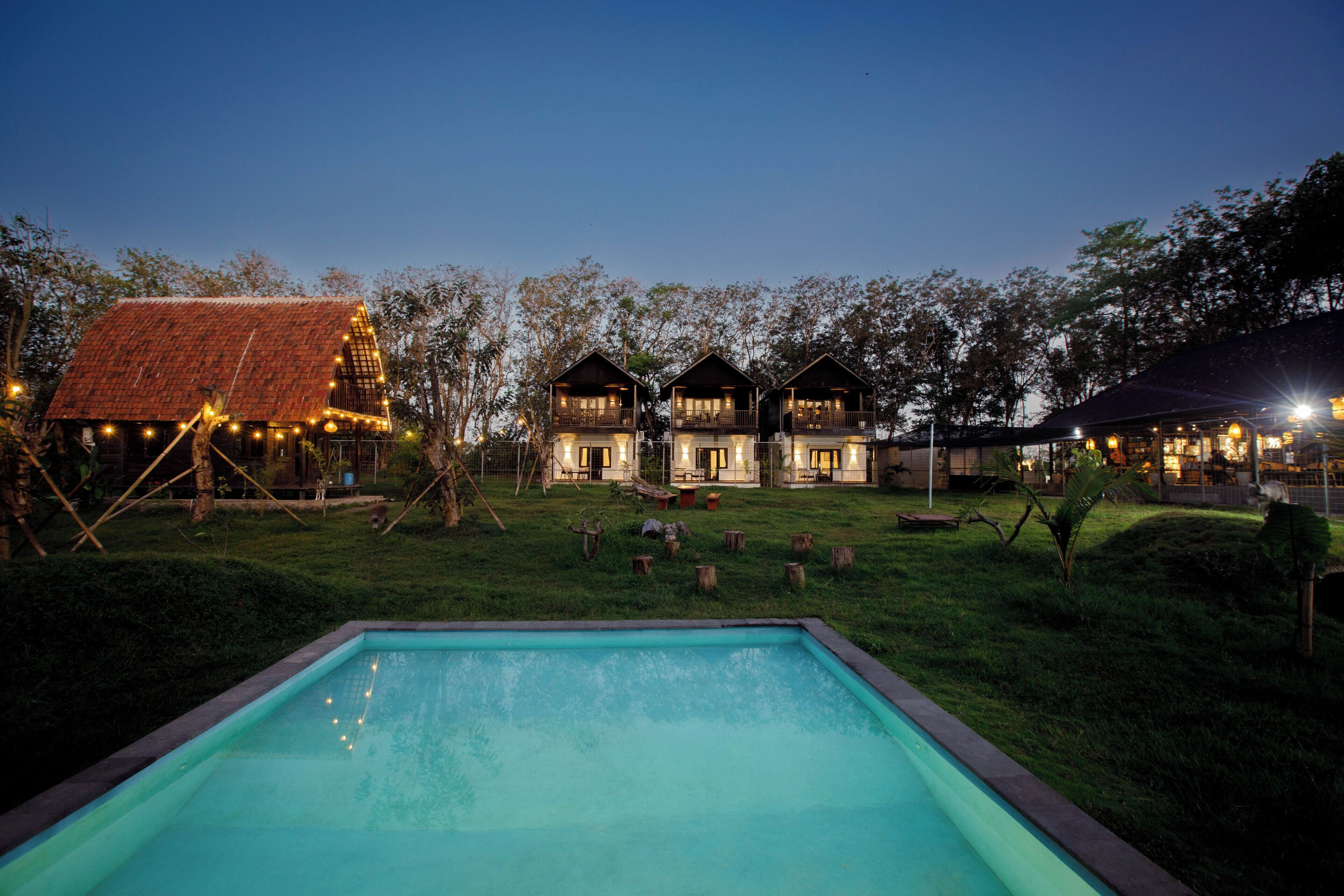 Meja kerja, ruang kerja ramah laptop, Wi-Fi gratis, dan seprai linen