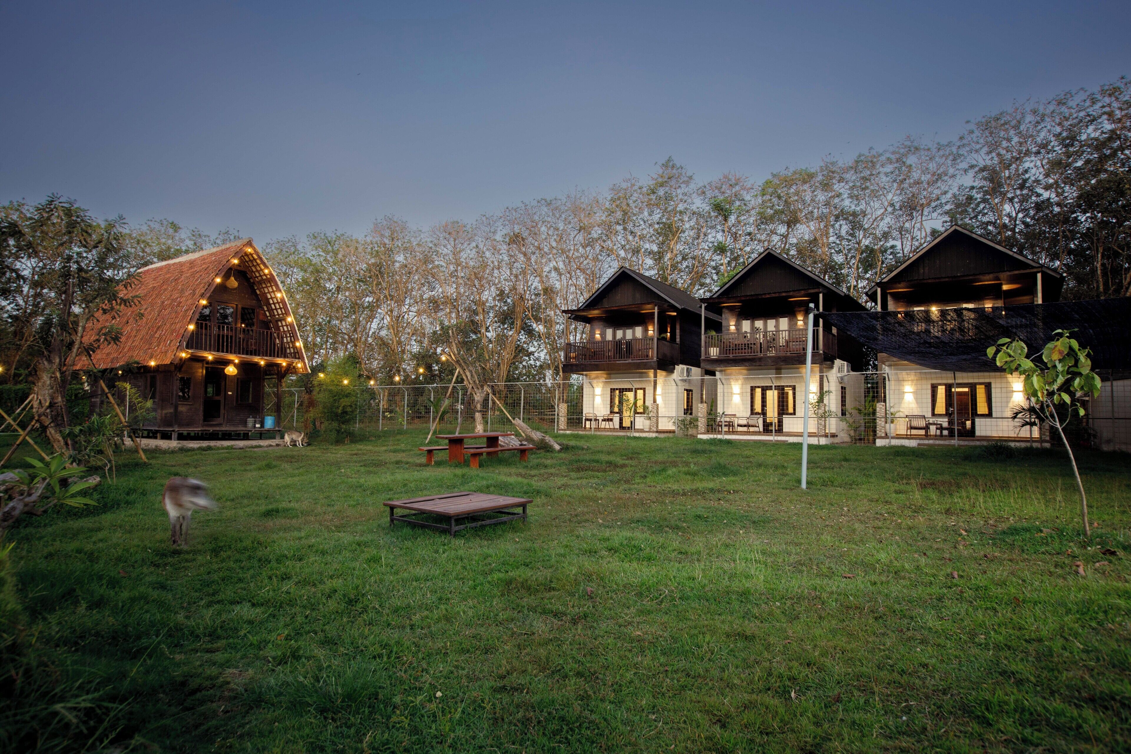 مكتب ومساحة عمل للكمبيوتر المحمول وواي فاي مجانًا وملاءات أسرّة