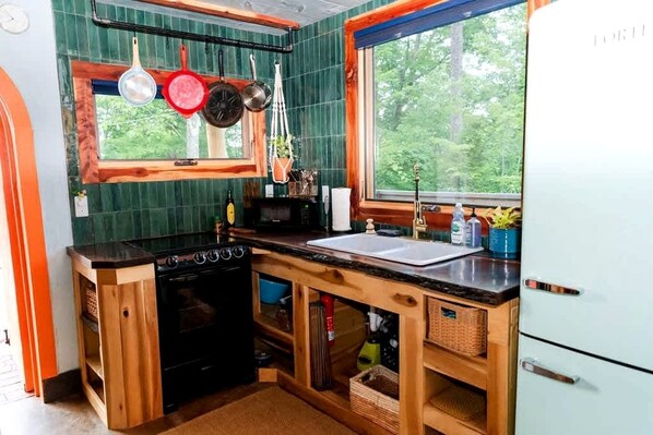 冷蔵庫、電子レンジ、コンロ、コーヒー / ティーメーカー