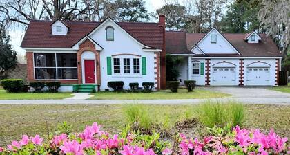 Picturesque Cottage with Pond Views Great for Family Getaways in Georgia