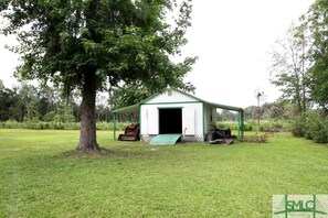 Exterior - Picturesque Cottage with Pond Views Great for Family Getaways in Georgia (Midway)