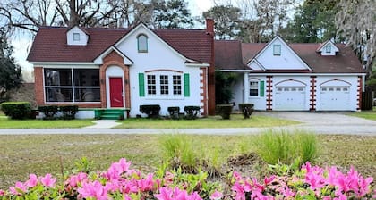 Picturesque Cottage with Pond Views Great for Family Getaways in Georgia