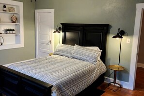 3 bedrooms, desk, iron/ironing board, travel crib