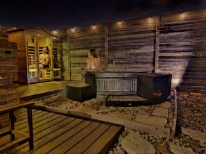 Una sauna con paredes de madera, un banco y una zona de estar.