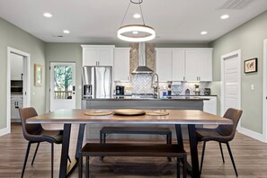 Dining - Secluded Modern Cabin with Mountain Views near Lookout Mountain & Chattanooga, TN (Fairview)