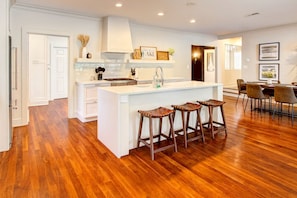 Dining - Cozy Cottage with Swimming Pool in Charlotte, North Carolina (Charlotte)