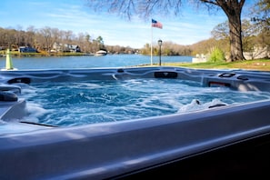 Outdoor spa tub - Cozy Cottage with Swimming Pool in Charlotte, North Carolina (Charlotte)