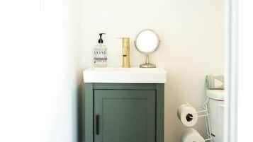 吹风机、毛巾、肥皂、洗发水