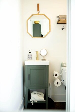 مجففات شعر، مناشف، صابون، شامبو
