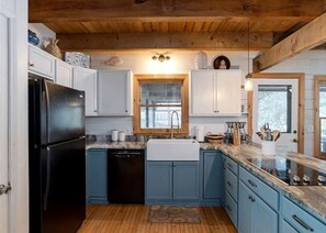 Een koelkast, een microgolfoven, een kookplaat, een vaatwasser