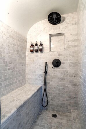 Séchoir à cheveux, savon, shampooing