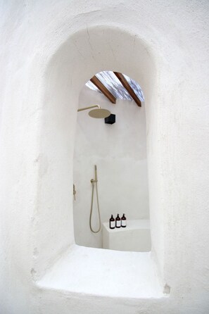 Jetted bath, hair dryer, towels, soap - Exquisite Luxurious Dome with Outdoor Shower and Private Pool in Texas (Fischer)