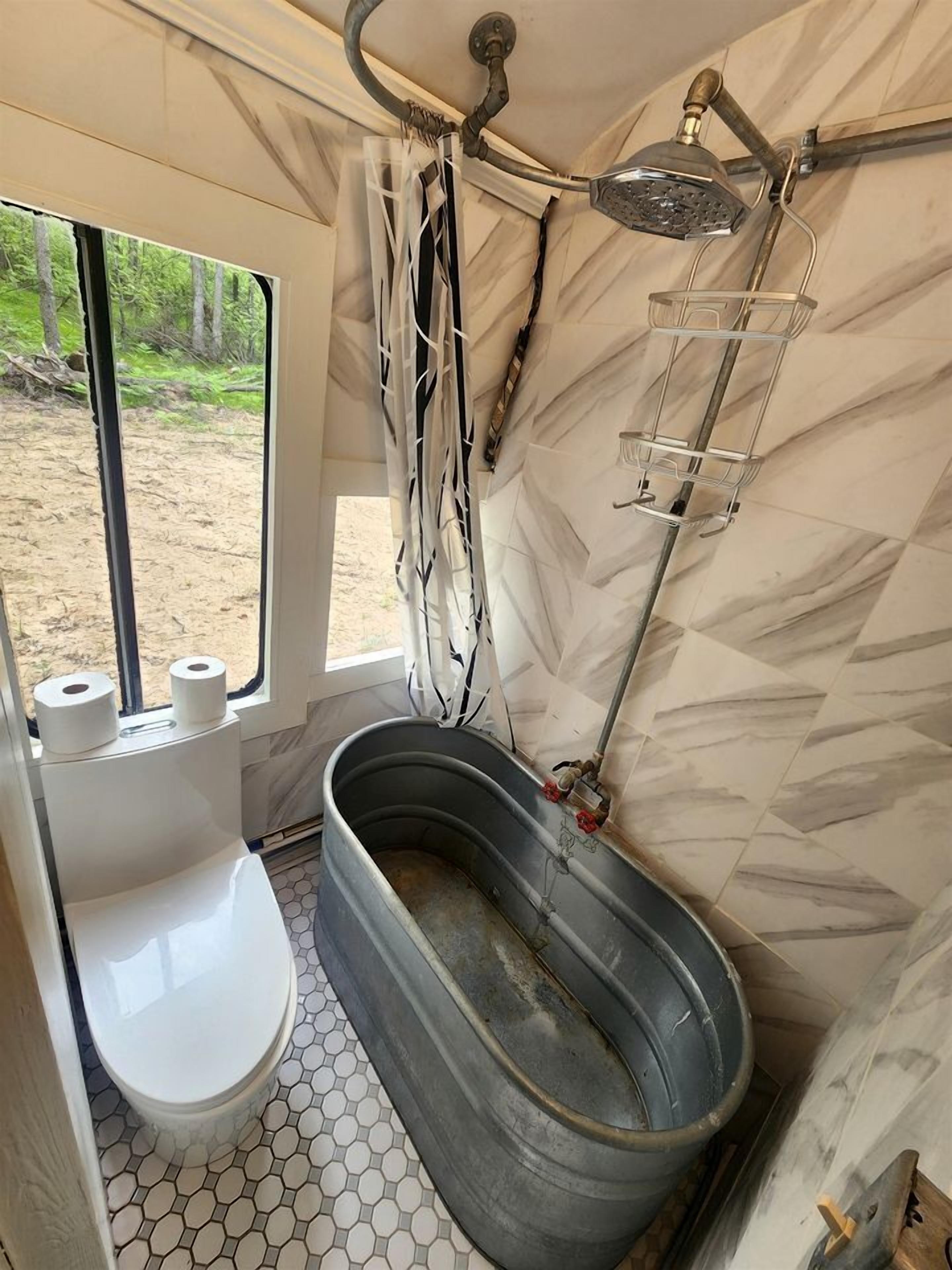 Jetted tub, towels, soap, shampoo