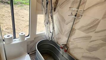 Jetted tub, towels, soap, shampoo