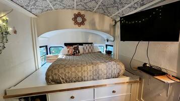 1 dormitori i roba de llit