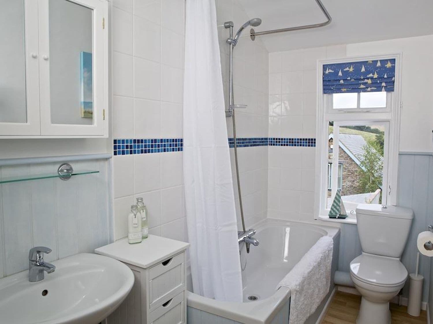 Ein Badezimmer mit Badewanne, Toilette und Waschbecken.