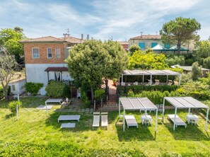 A residential area with a patio, outdoor furniture, and a garden. - Room 'Piccolo Paradiso - Camera 1' with Terrace, Shared Garden and Wi-Fi (Castellaccio)
