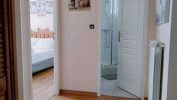 2 bedrooms, iron/ironing board, WiFi