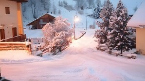 A snow-covered landscape with buildings, a wooden fence, and a snow-covered tree. - Gîte 'Notre Désir' with Mountain View, Private Terrace and Wi-Fi (Abriès-Ristolas)