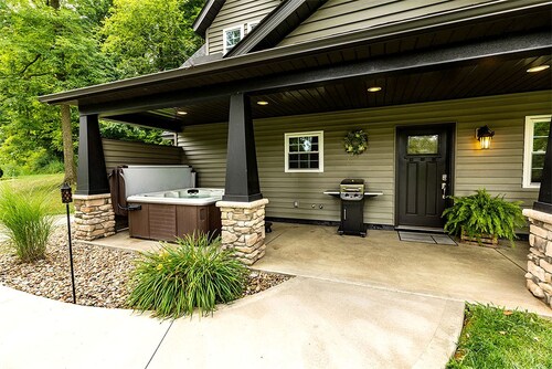 Sweet Private Cabin with Jacuzzi and Fire Pit in Ohio