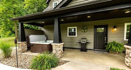 Sweet Private Cabin with Jacuzzi and Fire Pit in Ohio