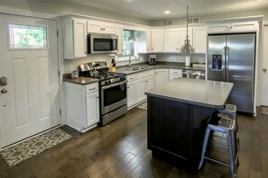 Coffee/tea maker, fridge, microwave, oven - Sweet Private Cabin with Jacuzzi and Fire Pit in Ohio (Sugarcreek)