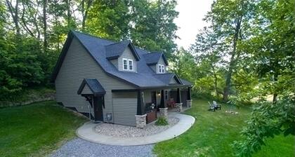 Sweet Private Cabin with Jacuzzi and Fire Pit in Ohio