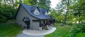 Sweet Private Cabin with Jacuzzi and Fire Pit in Ohio