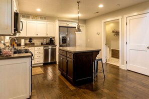 Private kitchen - Sweet Private Cabin with Jacuzzi and Fire Pit in Ohio (Sugarcreek)
