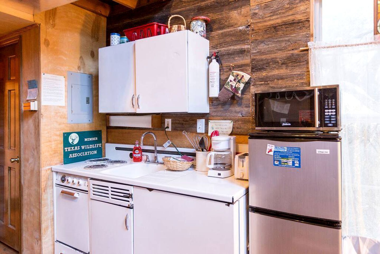Coffee/tea maker, fridge, microwave, oven