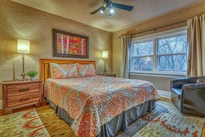 2 makuuhuonetta, tallelokero huoneessa, työpöytä, silitysrauta/-lauta