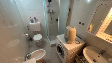 Doccia, asciugacapelli, bidet, asciugamani