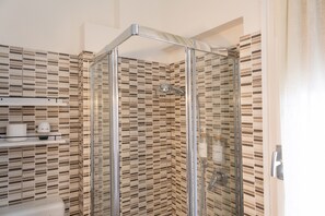 Shower, hair dryer, towels - Room 'Piccolo Paradiso - Camera 2' with Shared Terrace, Shared Garden and Wi-Fi (Castellaccio)