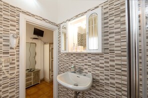Shower, hair dryer, towels - Room 'Piccolo Paradiso - Camera 2' with Shared Terrace, Shared Garden and Wi-Fi (Castellaccio)