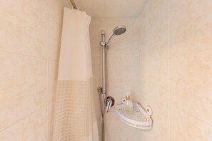 シャワー、ヘアドライヤー、タオル